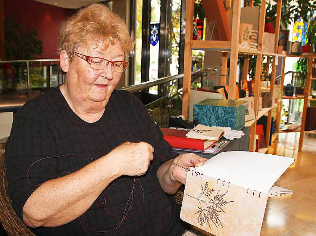 Verena Saegesser aus Owingen beherrscht noch die alte Kunst der Buchbinderei.