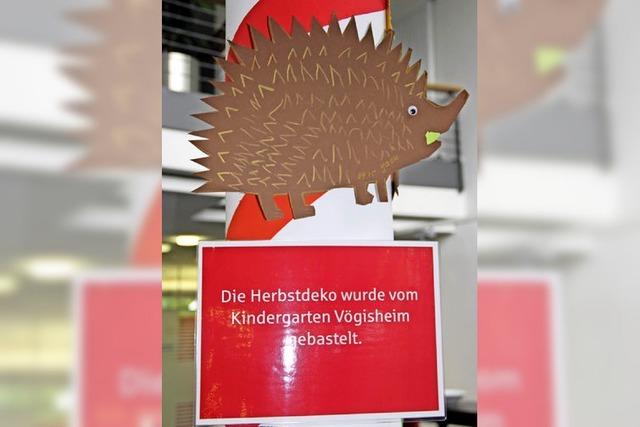 Kindergartenkinder schmcken Sparkasse