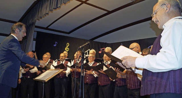 Der Mnnergesangverein Buggingen unter musikalischer Leitung von Mathias Untch  | Foto: Silke Hartenstein