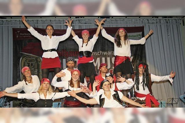 Piraten und Nonnen tanzen über die Bühne
