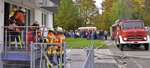 Feuerwehr und DRK probten im Tulpenweg...nstfall &#8211; vor vielen Zuschauern.  | Foto: Dieter Erggelet