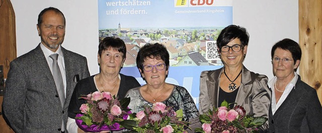 Der CDU-Ortsverband ehrte  drei Frauen...ta Kfer und Laudatorin  Christa Mutz   | Foto: Adelbert mutz