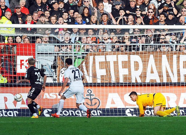 Marc Rzatkowski (11) erzielt  das 1:0 ...chwolow knnen nicht mehr eingreifen.   | Foto: heuberger