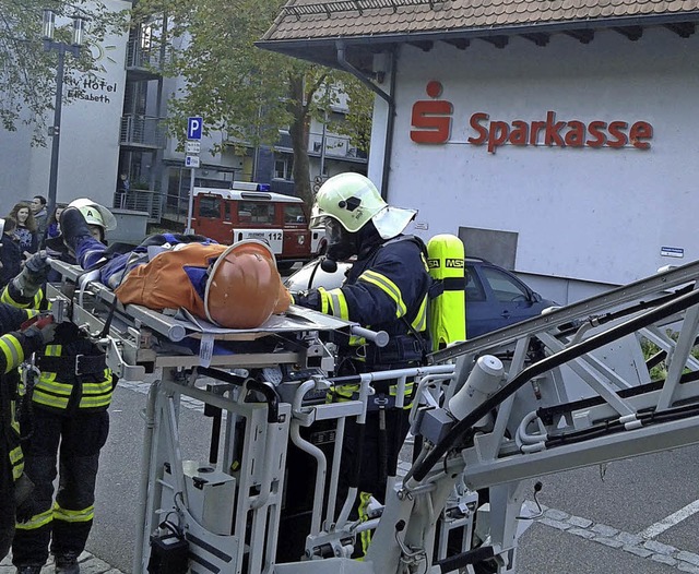 Die &#8222;Personenrettung&#8220; erfolgte teils ber Drehleiter.   | Foto: Kurt Meier