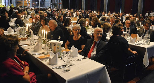 Der Burghof war bei der Benefizgala de...ng bis auf den letzten Platz gefllt.   | Foto: Barbara Ruda