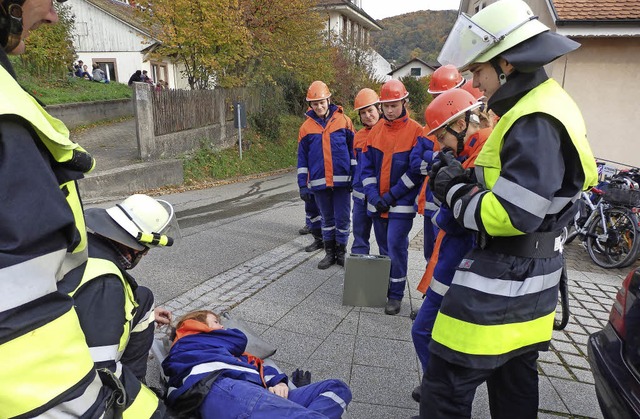 Zur bung gehrte auch die Versorgung von Verletzten.   | Foto: Johanna Hgg