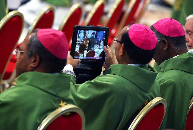 Zumindest was technologische Neuerunge...ist die katholische Kirche up to date.  | Foto: dpa