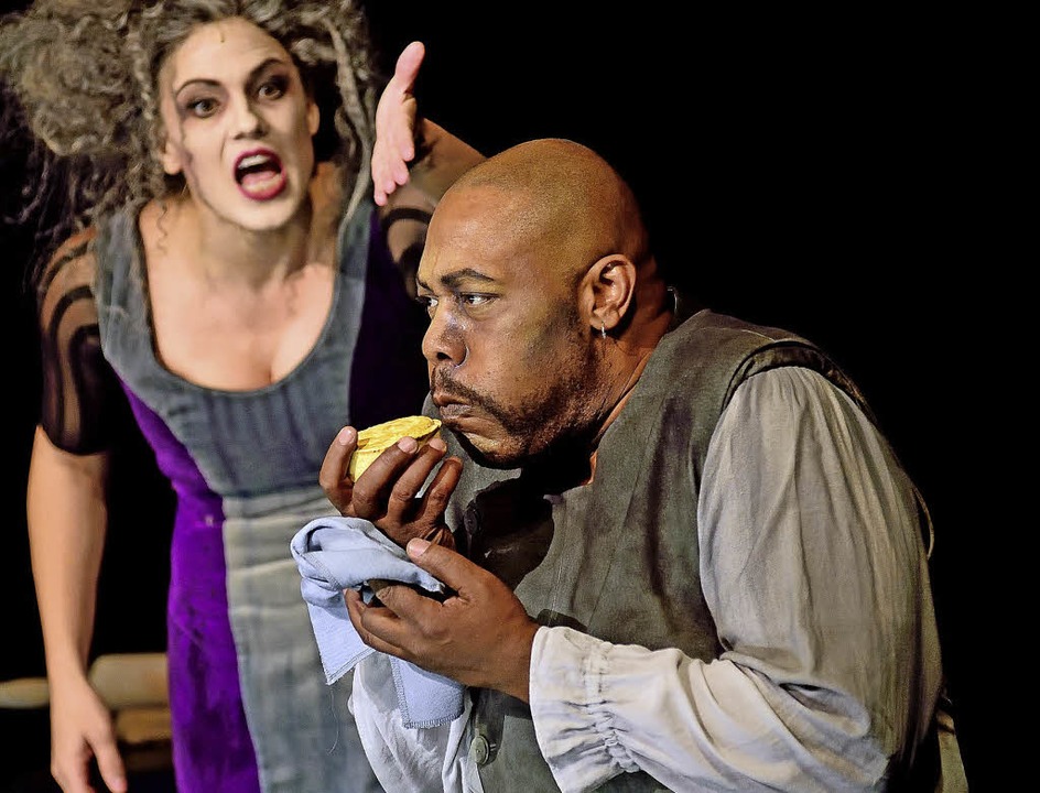 Schmeckt&#8217;s? Der Herr isst eine P...terina Hebelkov und  Derrick Lawrence  | Foto: Maurice Korbel