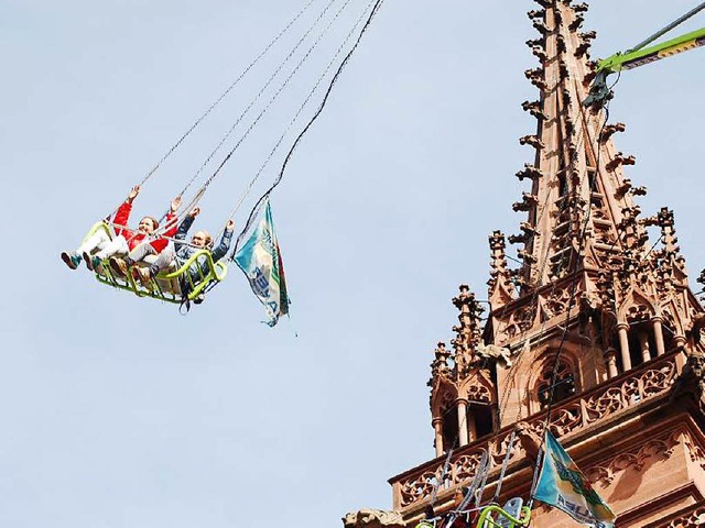 Das Kettenkarussell &#8222;Sky Flyer&#8220; auf dem Mnsterplatz.   | Foto: Tamara Keller