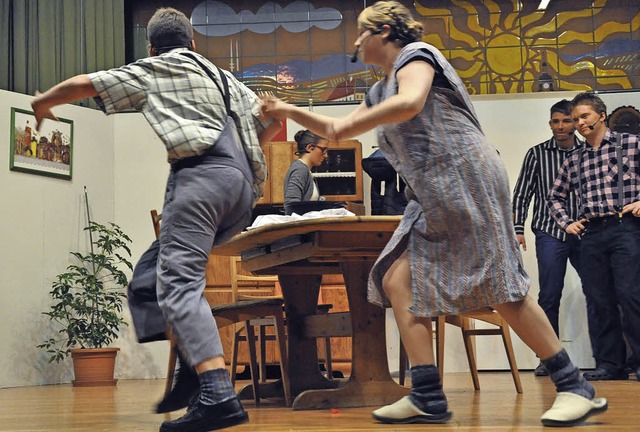 Bert (Julian Schell) ist stndig auf der Flucht vor Berta (Laura Schnberger).   | Foto: Julius Steckmeister