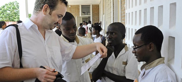 Philipp Ziser mit Schlern in Bujumbura, Burundi.  | Foto: Privat