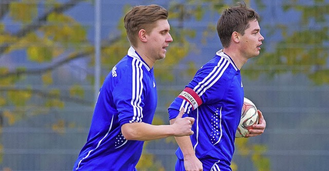 Im Laufschritt zur nchsten Chance: Da... und Pascal Maier vom SV Gschweiler.   | Foto: wolfgang scheu