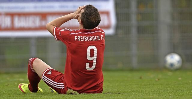 Die Geste von FFC-Spieler Marco Senftleber beim  0:5  spricht Bnde.   | Foto: Patrick Seeger