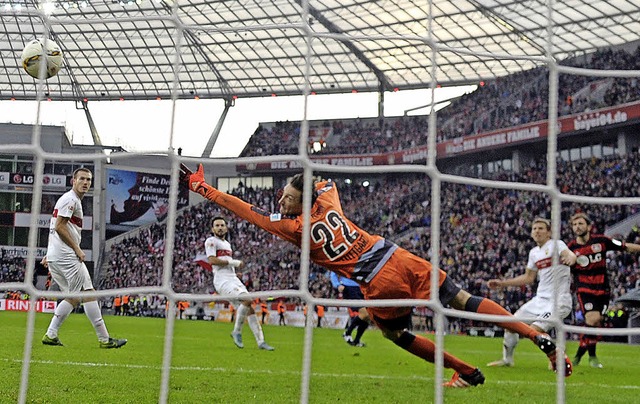 Und rein damit: Admir Mehmedi (ganz re... trifft zum 4:3 fr Bayer Leverkusen.   | Foto: dpa