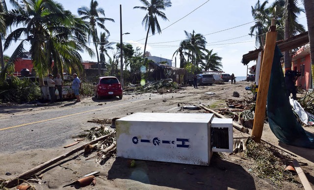 Eine verwstete Strae in der Stadt La...22;Patricia&#8220; durchgewirbelt war   | Foto: afp