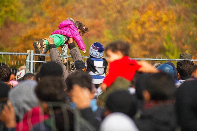 Auf der Balkanroute staut sich die Menschenmenge.  | Foto: AFP