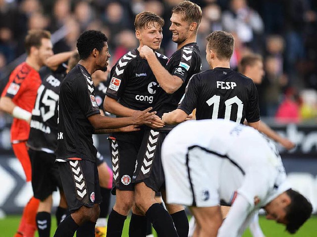 Jubel beim FC St. Pauli, Ernchterung beim SC Freiburg.  | Foto: dpa