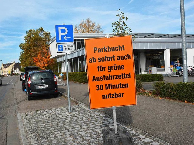 Nur wenige Fahrzeuge parken dort, wo e...or dem deutschen Zollamt in Grenzach.   | Foto: Heinz Vollmar