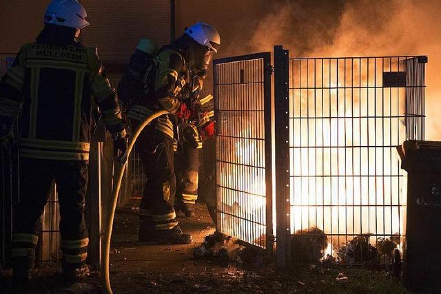 Mlleimer brennen in Mllheim – war es Brandstiftung?