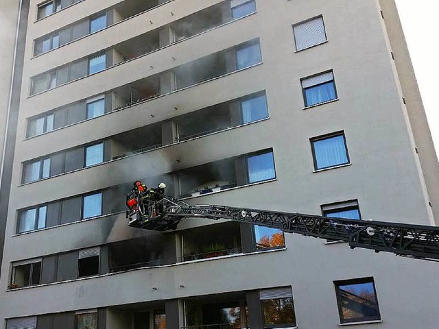 Das Feuer brach in einem Hochhaus im Freiburger Stadtteil Weingarten aus.  | Foto: Patrick Seeger