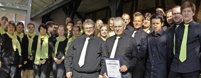 Hermann Ziebold (mit Urkunde) fr 55-j...on den Mitgliedern des Posaunenchors.   | Foto: Schnabl