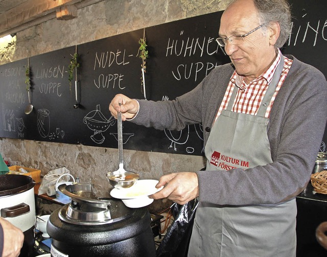 Die Suppen, aufgefllt  von Gemeindera...st des Vereins Kultur im Frsterhaus.   | Foto: Pia Grttinger