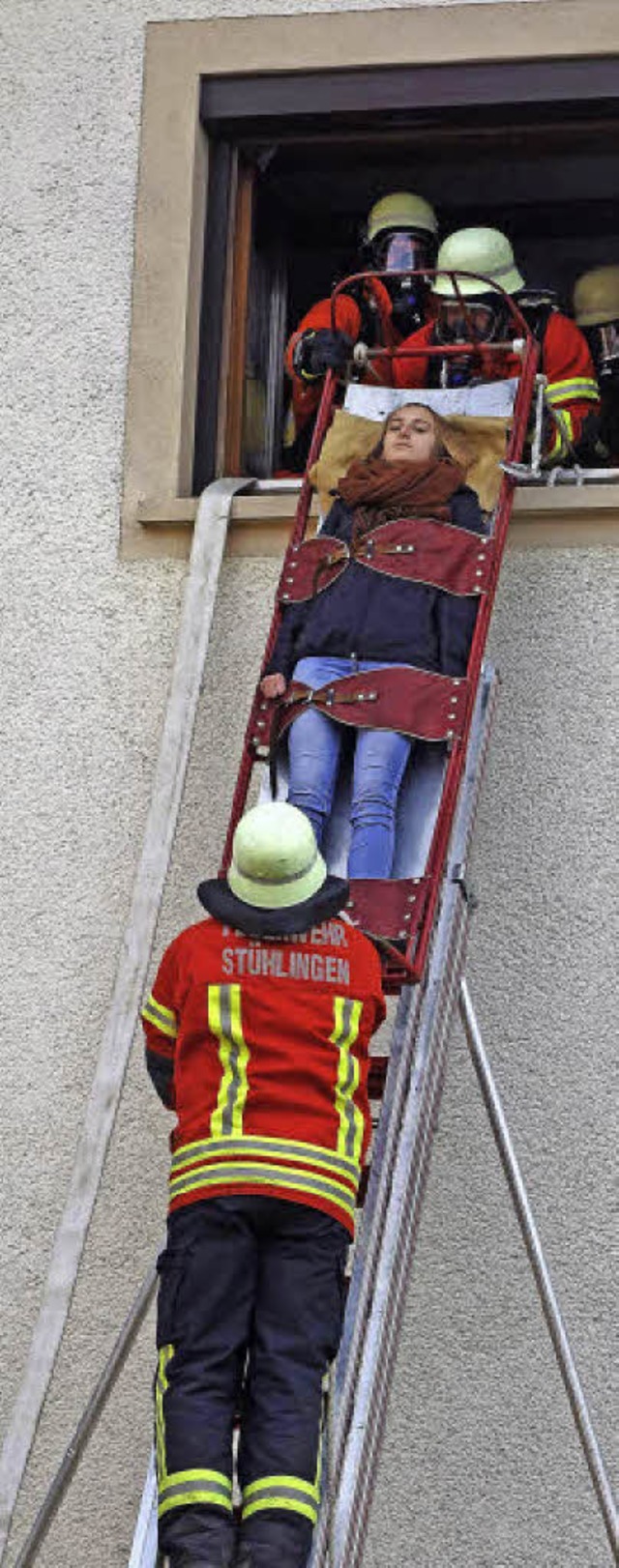 Die Lausheimer Feuerwehr demonstriert ...weiten Obergeschoss                 .   | Foto: Mahler