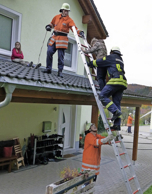 ber eine Anlegeleiter wurden zwei  Ki...g fachgerecht abgeseilt und gerettet.   | Foto: Erhard Morath