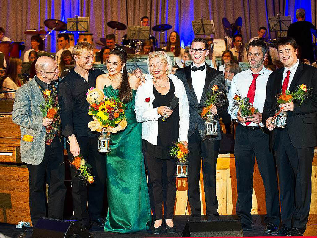 Volles Haus und begeisterte Besucher beim Konzert der Stadtmusik Lenzkirch mit Musical Star Rene Knapp - Im Bild. Roland Frey, Laurenz Gemmer, Sabine Kraft, Marquardt Petersen, Hartwig Frank, Tobias Elssser.