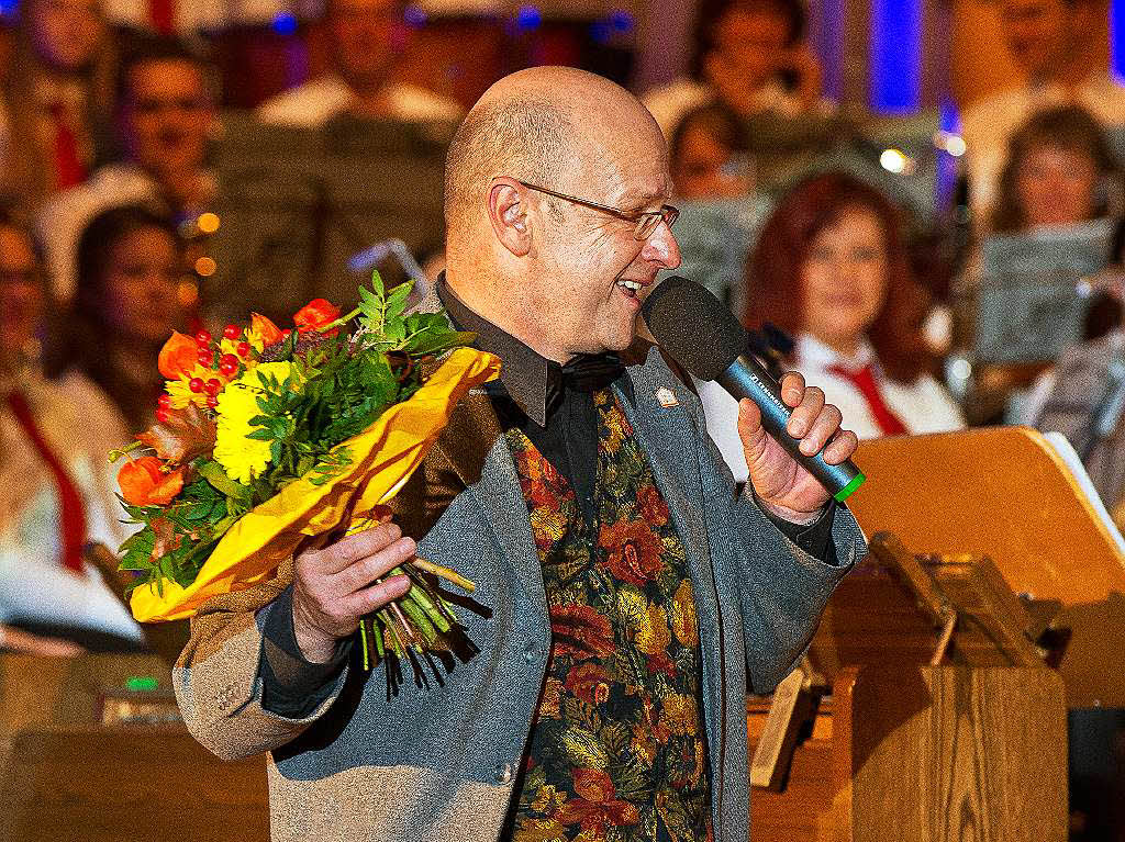 Schauspieler Roland Frey, der „Toni“ aus „Die Fallers“ moderierte den Abend und bergab die Blumen.