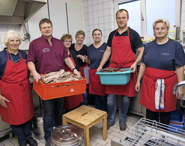 Ein Teil der Kchenbrigade (von links)... Henry Weisbach und Patrizia Bernauer.  | Foto: Chris Seifried