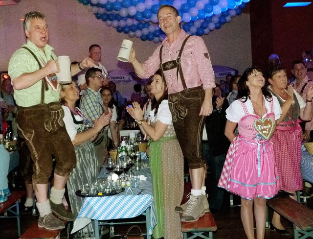 Auch der Vorsitzende des Gewerbeverein...gen Lederhosen und mit einer Ma Bier.  | Foto: Christine Weirich