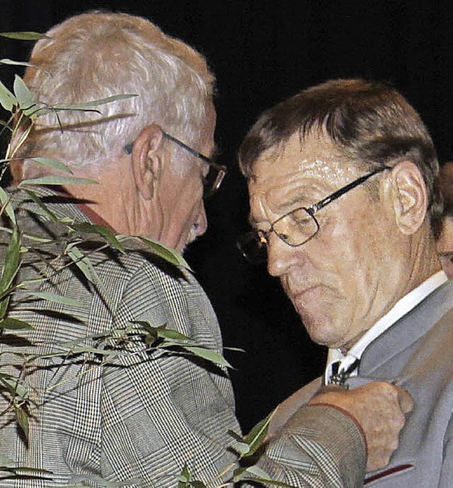 Gebhard Imhof (links) ehrt den verdienten Snger Wilhelm Furtner.  | Foto: Erich Krieger