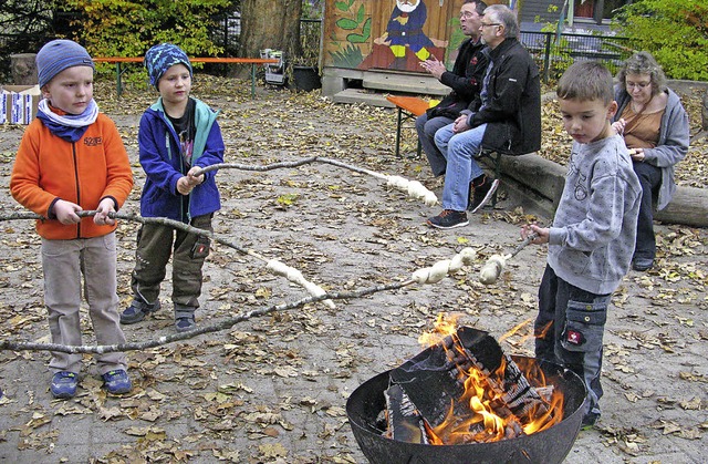 Stockbrot ber offenem Feuer Backen wa...erbstfest des Bernauer Kindergartens.   | Foto: Ulrike Spiegelhalter