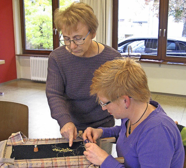 Anita Ellinger (stehend) ist Mitglied ...chtet die traditionelle Goldstickerei.  | Foto: Ulrike Spiegelhalter