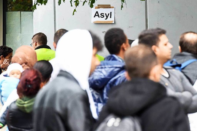 Tglich werden nun 200 Flchtlinge aus...Heidelberg zur Registrierung gebracht.  | Foto: dpa