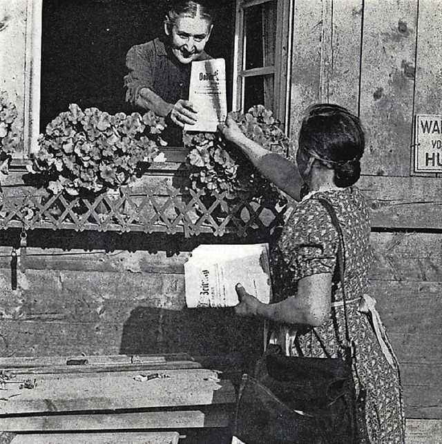 Eine der ersten BZ-Ausgaben wird im Jahr 1946 verteilt.   | Foto: Mller