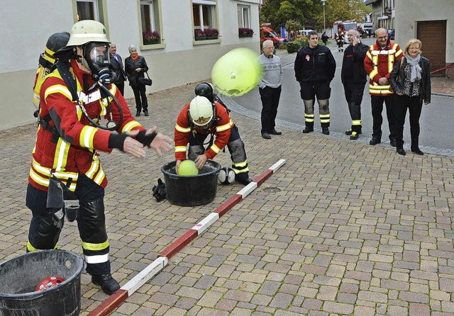 Unter schwerem Atemschutz musste der W...er andere Spiel zhlte zu den bungen.  | Foto: Heinz Vollmar