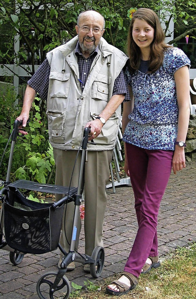 Simone Laufer begleitet einen Bewohner in den Garten.   | Foto: Eva Weise
