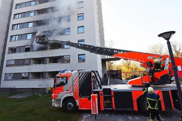 Fotos: Feuer in einem Hochhaus in Freiburg-Weingarten