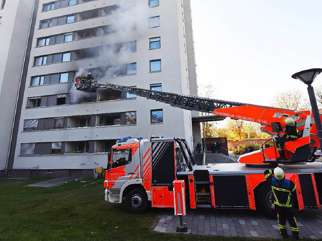 Das Feuer ist am Montag auf einem Balkon im zweiten Obergeschoss im Binzengrn 9  ausgebrochen und breitete sich auf die Wohnung aus.