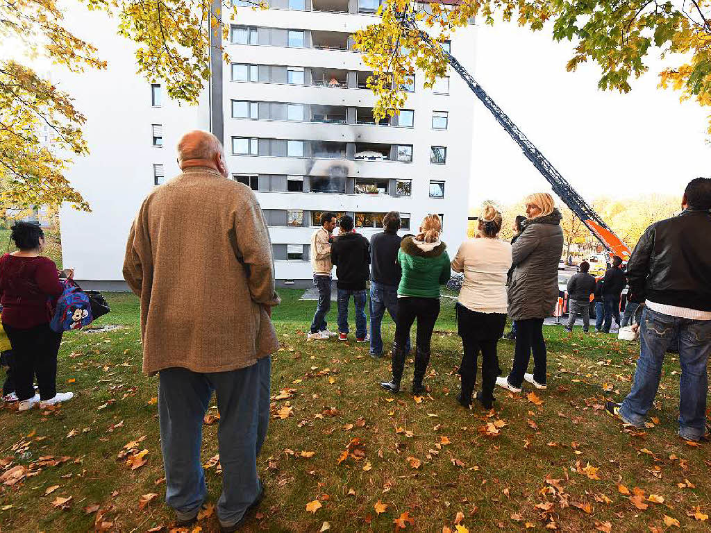 Rund 100 Bewohner verfolgten die Lscharbeiten aus sicherer Entfernung.