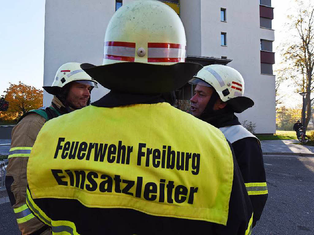 Kurze Einsatzbesprechung von Berufs- und freiwilligen Feuerwehrleuten