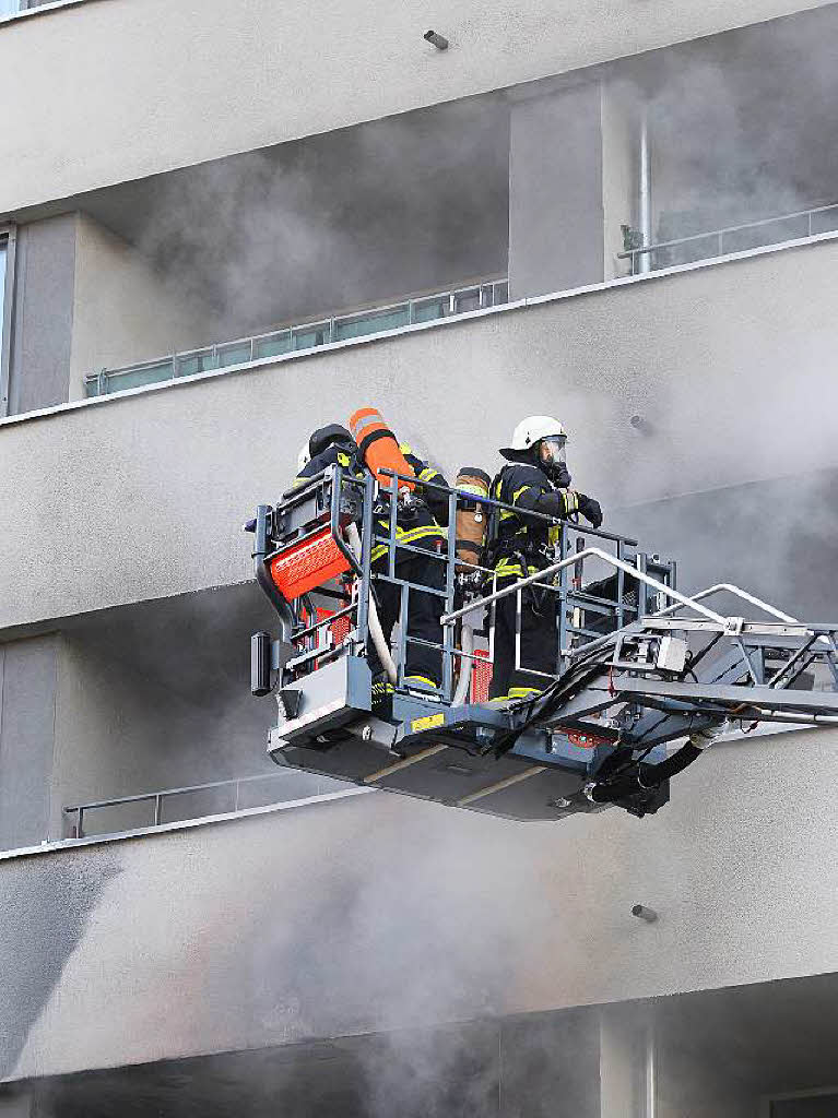 Groeinsatz fr Freiburgs Rettungskrfte: Feuer und starker Rauch auf einem Balkon eines Hochhauses im Stadtteil Weingarten. Die Bewohner mussten das Gebude verlassen. Die Feuerwehr konnte den Brand lschen, niemand wurde verletzt.