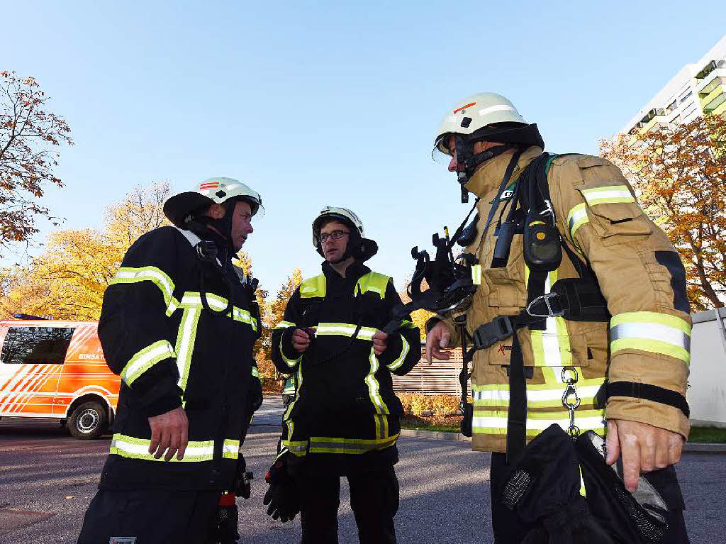 Kurze Einsatzbesprechung von Berufs- und freiwilligen Feuerwehrleuten