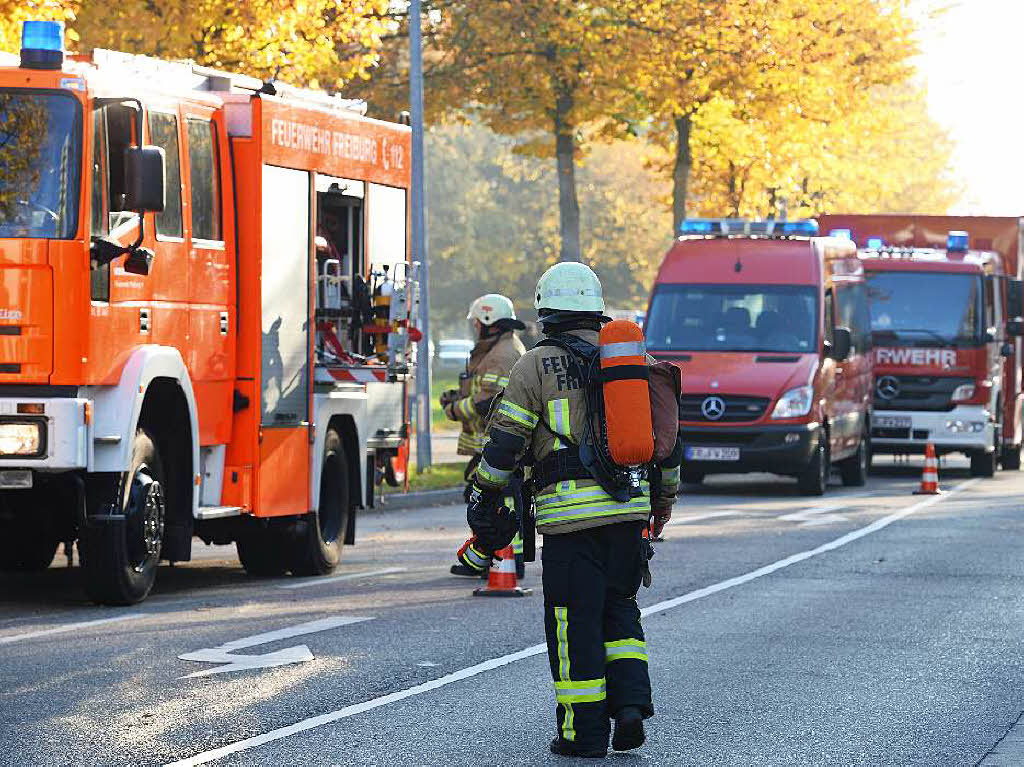 Zahlreiche Einsatzfahrzeuge standen auf der Strae, die zeitweise gesperrt war.