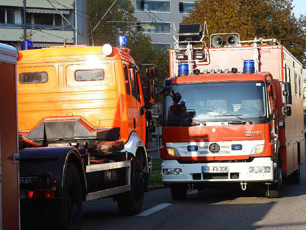 Groeinsatz fr Freiburgs Rettungskrfte: Feuer und starker Rauch auf einem Balkon eines Hochhauses im Stadtteil Weingarten. Die Bewohner mussten das Gebude verlassen. Die Feuerwehr konnte den Brand lschen, niemand wurde verletzt.