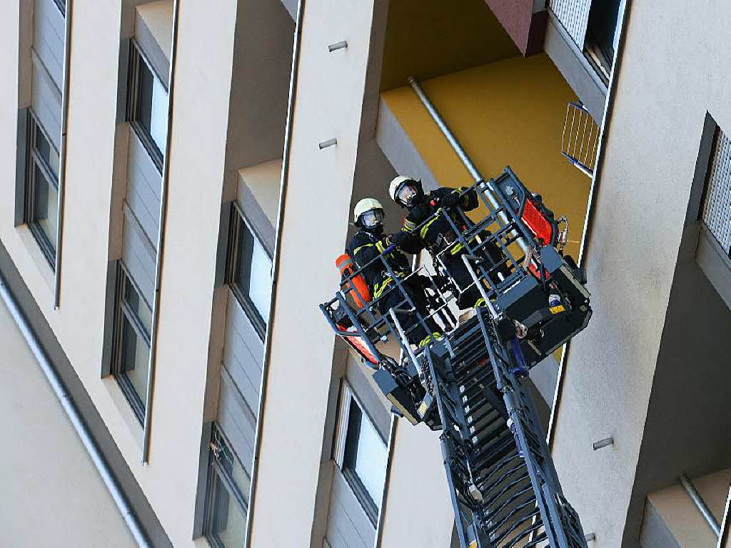 Groeinsatz fr Freiburgs Rettungskrfte: Feuer und starker Rauch auf einem Balkon eines Hochhauses im Stadtteil Weingarten. Die Bewohner mussten das Gebude verlassen. Die Feuerwehr konnte den Brand lschen, niemand wurde verletzt.