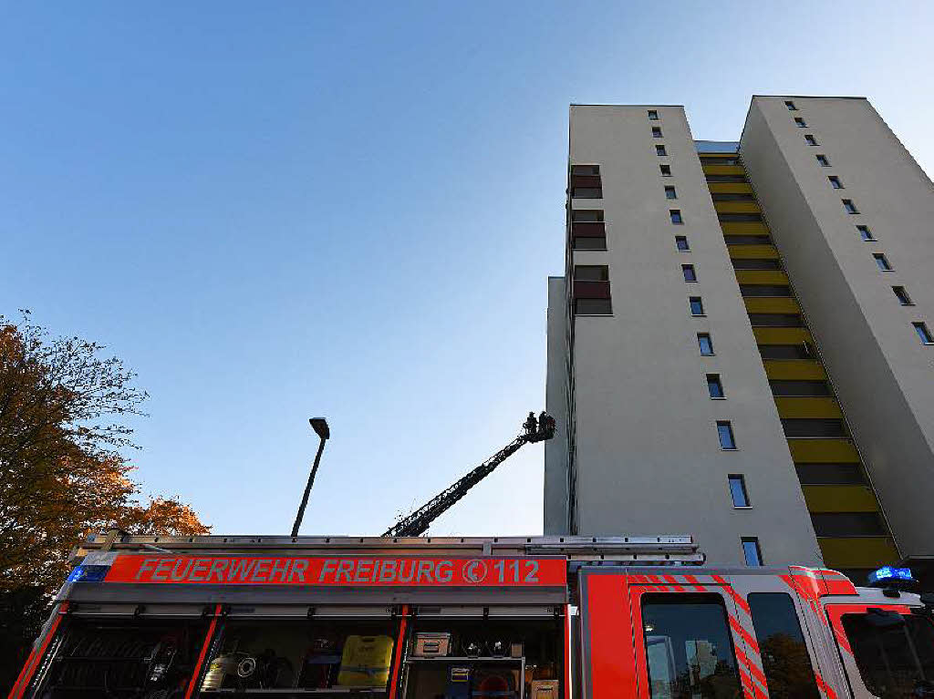 Groeinsatz fr Freiburgs Rettungskrfte: Feuer und starker Rauch auf einem Balkon eines Hochhauses im Stadtteil Weingarten. Die Bewohner mussten das Gebude verlassen. Die Feuerwehr konnte den Brand lschen, niemand wurde verletzt.