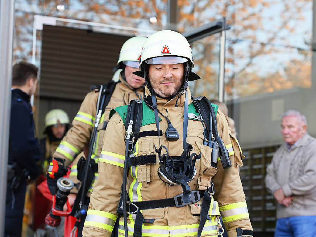 Die Feuerwehrleute konnten den Brand gegen 15.30 Uhr lschen. Die Wohnung, auf deren Balkon das Feuer ausgebrochen war, ist unbewohnbar.